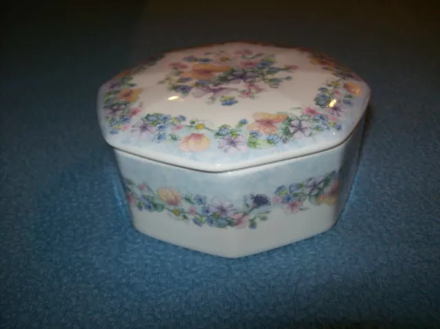 1980 Wedgwood Made in England Bone China Trinket Dish w/Lid Angela Pattern