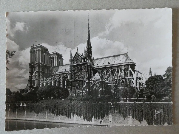 CPA CPM PARIS (75) CATHEDRALE et FLECHE NOTRE DAME. PARIS ... EN FLANANT