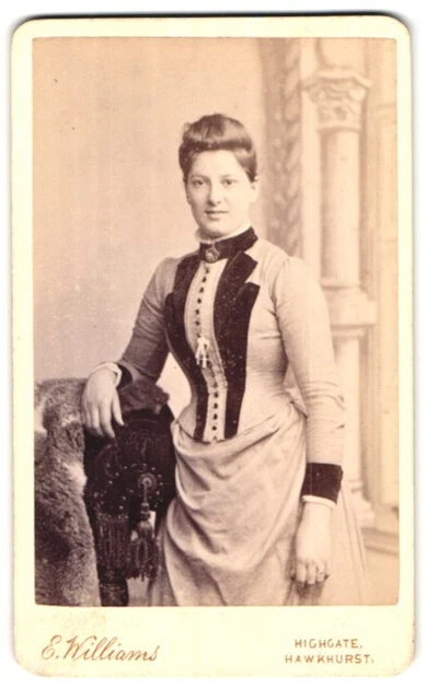 Fotografie E. Williams, Hawkhurst, Highgate, Portrait junge Dame in modischer K