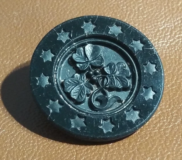 Bouton ancien en verre noir. Décor fruits encadré d'étoiles. Joli motif. 27mm.