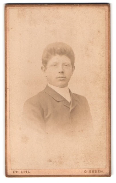Fotografie Philipp Uhl, Giessen, Frankfurterstr. 5, Junger Mann mit Mähne und l