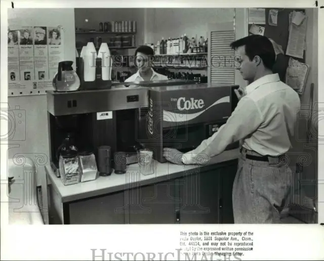1988 Press Photo Wayne Sable at the Coca-Cola Breakmate soda vending machine