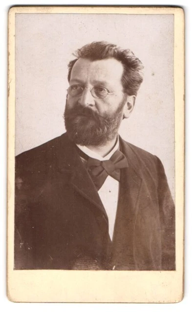 Fotografie unbekannter Fotograf und Ort, Eleganter Herr mit Brille und Vollbart