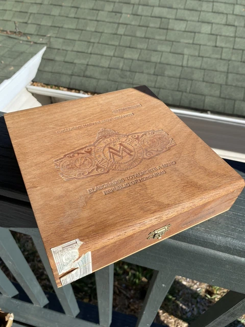 Vintage 1973 La Flor de  Maria Mancini Cigar Box Honduras Wooden