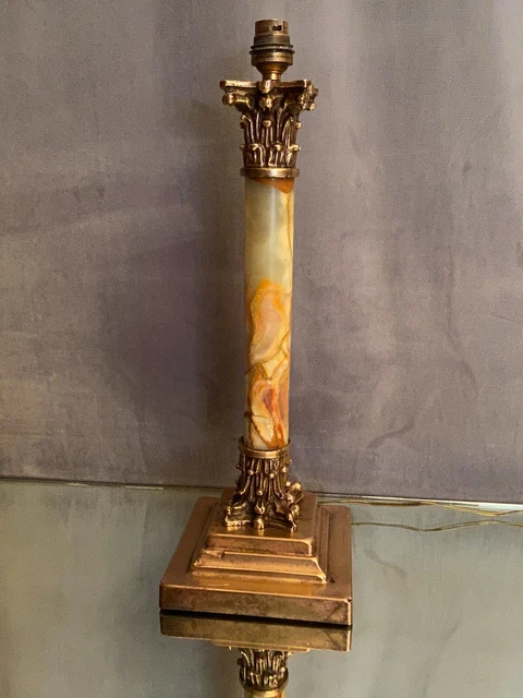 Grand pied de lampe en bronze et onyx à décor de chapiteau corinthien 2