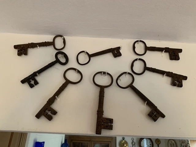 8 llaves de hierro victorianas antiguas en la pared como decoración
