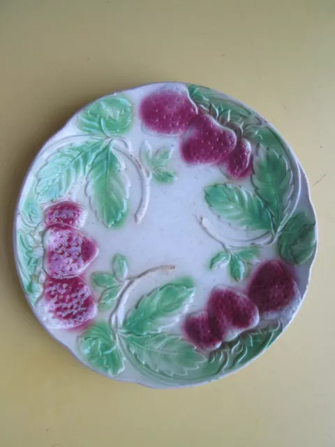 Collection Assiette en barbotine ancienne décor fraise en  bon état