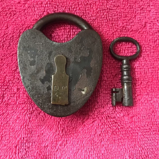 Davenport, Mallory & Co. Antique Heart Shaped Iron Padlock -original Key.￼