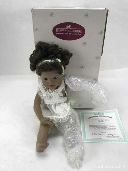 Ashton Drake  Magical Moments Summer. "Whitney Doll" .Yolanda Bello Iob Coa 1995