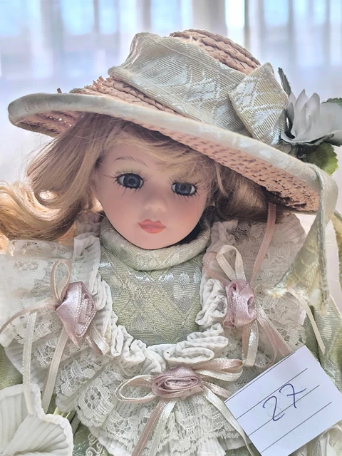 Seis Muñecas De Porcelana Y Muebles Miniatura En Madera