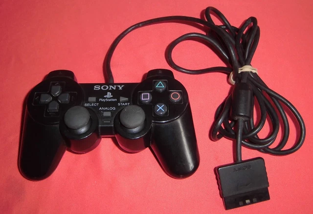 Manette PS2 Officielle Sur Bras De Test – PlayStation – Rare Et Fonctionnelle