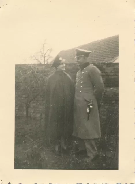 Foto WK II Wehrmacht Soldat mit Braut Polizei Uniform 15. Kompanie II. Zug L1.68