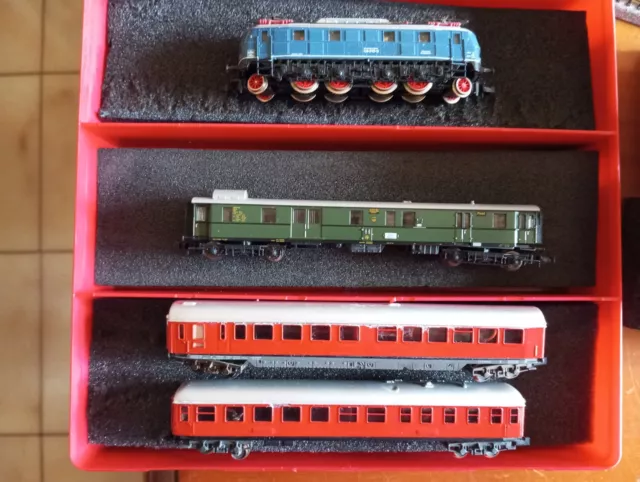 locomotore elettrico Arnold e tre vagoni