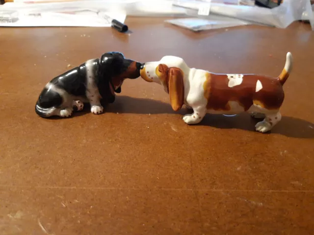 Magnetic Kissing Basset Hound Salt And Pepper Shakers Novelty Dog