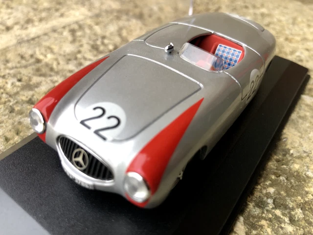Voiture miniature 1:43 Mercedes 300 SLR N°19 BRUMM - Collection