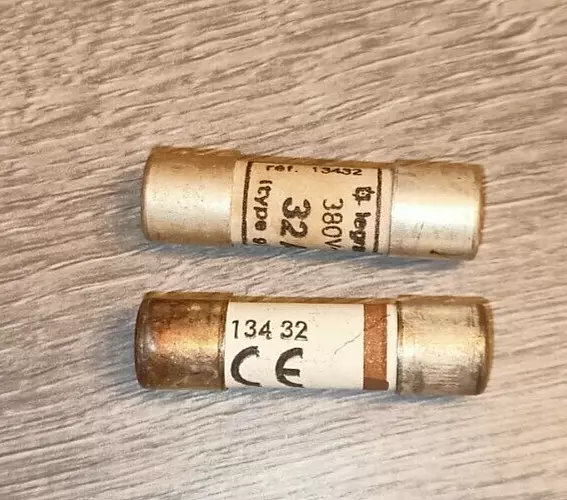 Lot de 2 cartouches Fusibles LEGRAND 32 Ampères réf: 13432 avec témoin de fusion