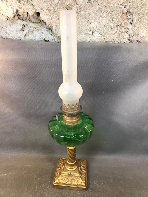 ANCIENNE LAMPE A huile de dentelière provençale en verre EUR 80,00 - FR ANCIENNE LAMPE A huile de dentelière provençale en verre EUR 80,00 - FR