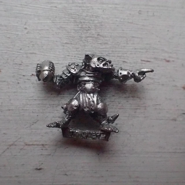 A Summer of Citadel: Bloodbowl Halfling - Realm of Chaos 80s