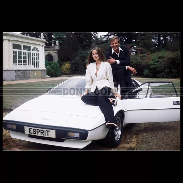 Photo A.009729 LOTUS ESPRIT ROGER MOORE & BARBARA BACH 1977 JAMES BOND