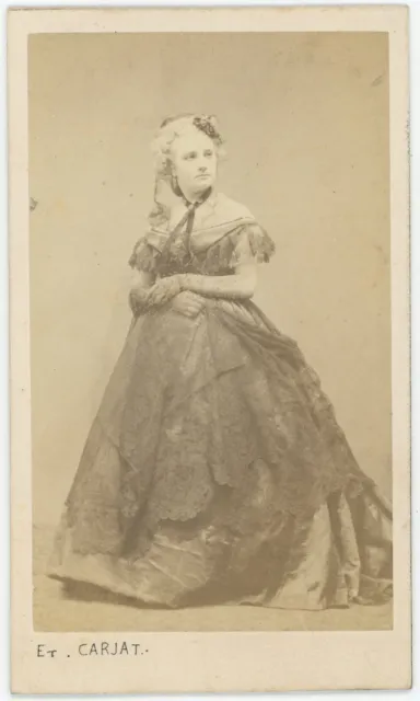 CDV circa 1865. Portrait d'une femme en robe par Carjat à Paris.