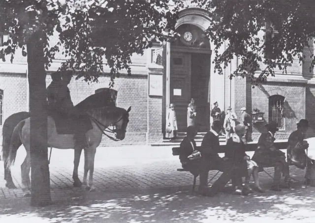 Posen/ Poznan- Berittene Polizeistreife vor dem Gerichtsgebäude 1932