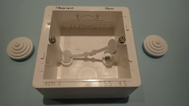 Legrand SAGANE 85001 - KOZI OPALIS Piastra verticale a 2 stazioni bianca