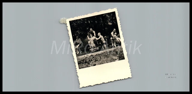 FOTO, WK2, LG.N.RGT. B/N, Brüssel 1943/44, baden im Teich hint.Stabsgeb