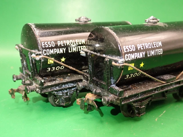 Pair of OO Gauge Hornby Dublo Tank Wagons 4680 Esso Petroleum Company (K71)