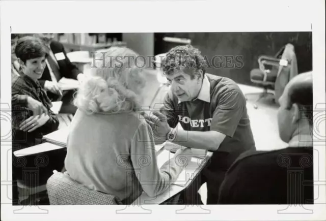 1984 Press Photo Professor John Rassias talks to a student at Loretto School