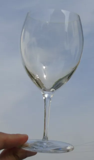 Baccarat - Verre à vin blanc en cristal soufflé. Signé Haut. 11,8 cm