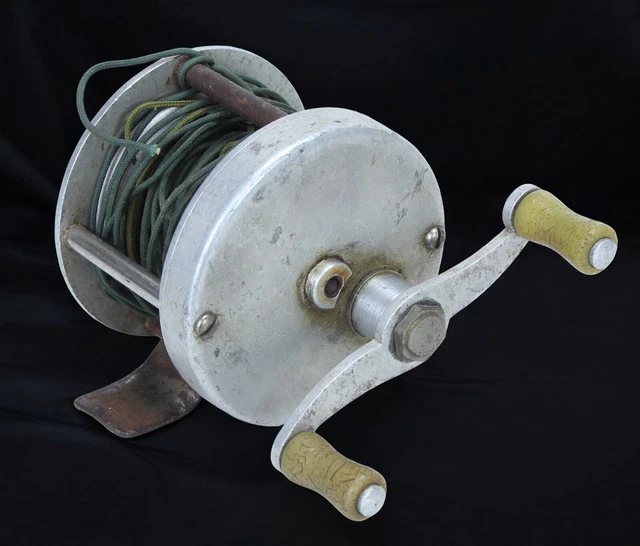 Ancien moulinet de pêche (Réf#D-511) - HK