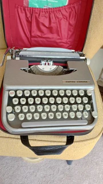 Máquina de escribir portátil Smith Corona Empire en estuche. La década de 1960 viene con manual