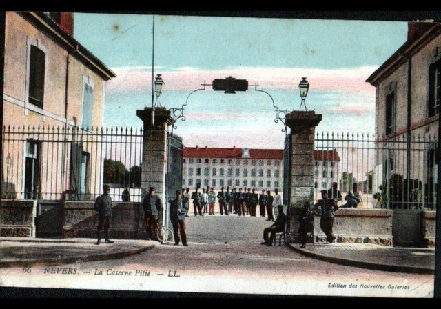 NEVERS (58) CASERNE PITTIE animée en 1913