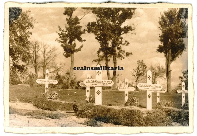Orig. Foto Grab A.R.55 Offizier Leutnant in Friedhof DUCHOWTSCHINA Russland 1941