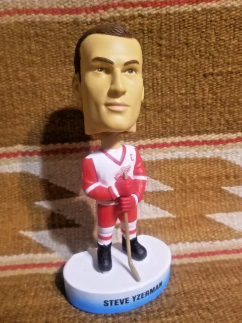 Cool Steve Yzerman Bobblehead Upper Deck Playmakers  2001/2002 NHL Edition