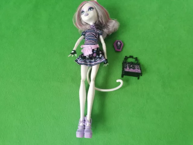 Monster High Catrine DeMew Scaris City Of Fright Doll With Bag & Accessory.