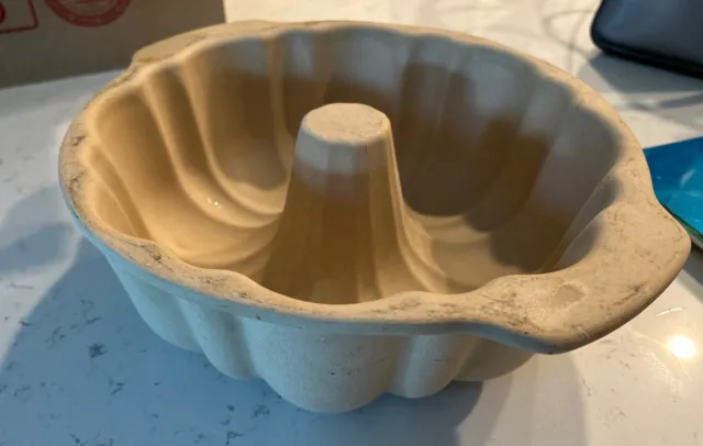 The Pampered Chef Family Heritage Stoneware 10” Bundt Baking Cake Pan Used