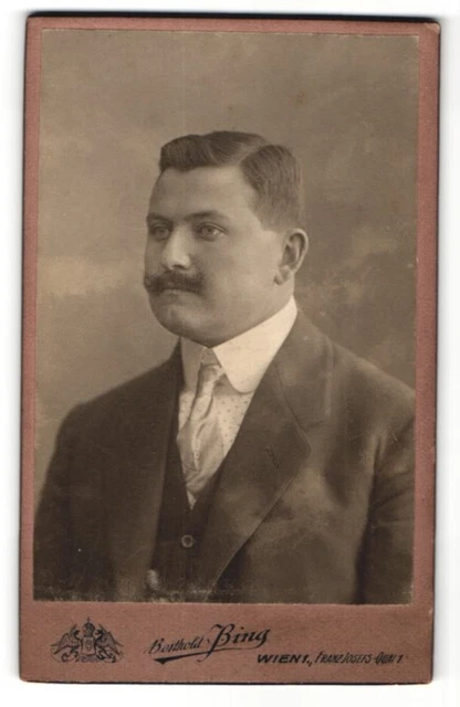 Fotografie Berthold Bing, Wien, Portrait stattlicher junger Mann mit Schnäuzer