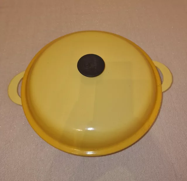 Le Creuset piatto e coperchio a casseruola giallo superficiale taglia 30