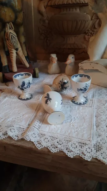 Sarreguemines ? Faïence ancienne  4 Coquetiers  A RESTAURER