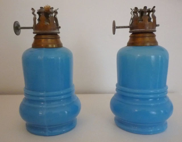 Lot de 2 anciennes petites lampes à pétrole en opaline de foire bleue et laiton