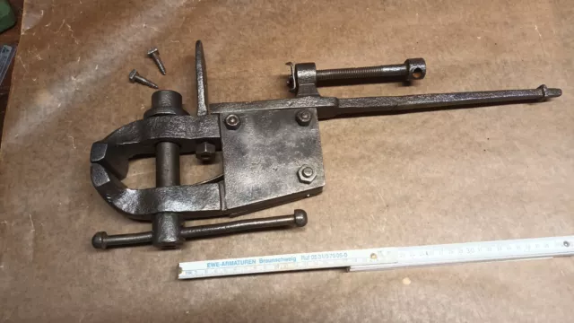 schöner alter Feldschmiede-Schraubstock  altes Werkzeug antik Schmied