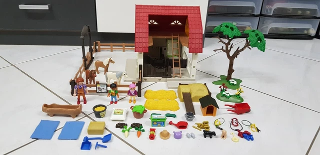 PLAYMOBIL 5222 – Maneggio Dei Pony Con Scuderie, 3 Custodi E 3 Animali, Oltre 50 Accessori, Giocattolo Per Bambini