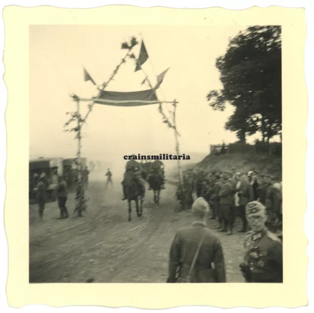 Orig. Foto Vormarsch 111.ID an Triumphbogen herzlich Willkommen in Ukraine 1941