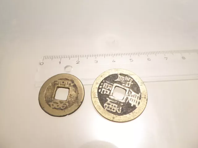 2 x alte Münze vermutlich Japan oder China mit Loch in der Mitte Messing? 7,4 g 3