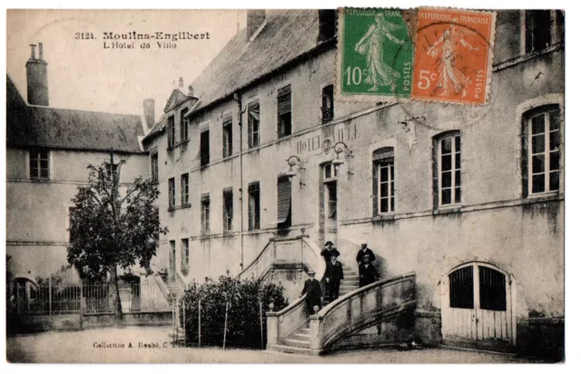 CPA 58 - MOULINS-ENGILBERT (Nièvre) - 3124. L'Hôtel de Ville (petite animation)