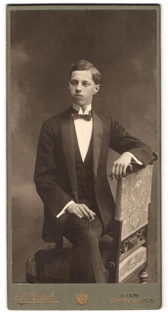 Fotografie M. Gutsch, Wien, Favoritenstr. 29 & 31, Portrait junger Mann elegant