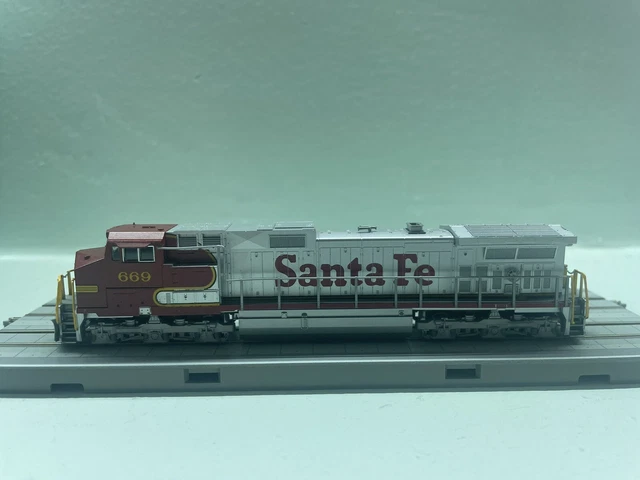 kato n scale locomotive c44-9w santa fe 669