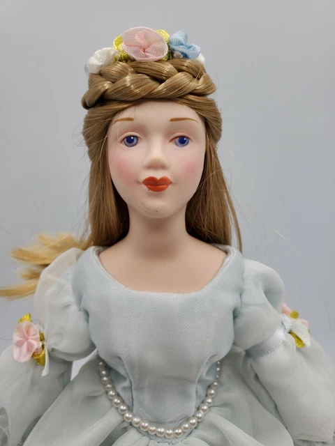 Vintage Avon Fairy Tale Porcelain Doll ~ Cinderella Doll 1984 2