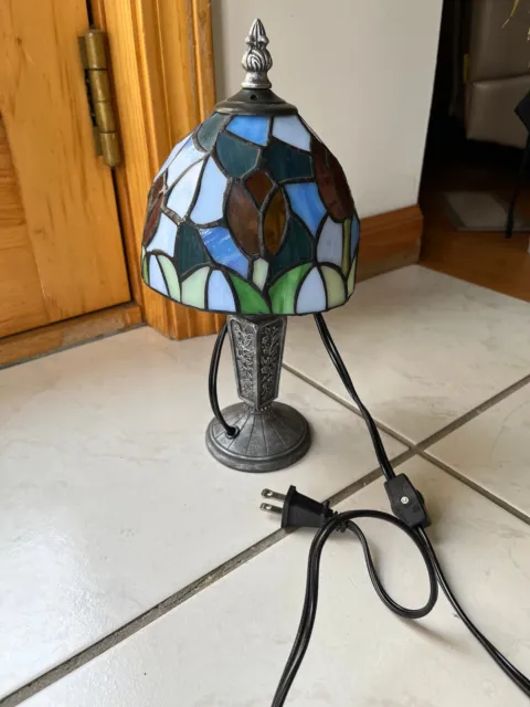 Tiffany Style Stained Glass Leaded Table Lamp approx "12" nch tall